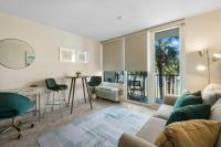 ein Wohnzimmer mit einer Couch und einem Tisch in der Unterkunft Sandestin Bayfront Studio with balcony and breathtaking views in Destin