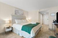 Ein Bett oder Betten in einem Zimmer der Unterkunft Sandestin Bayfront Studio with balcony and breathtaking views