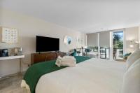 Ein Bett oder Betten in einem Zimmer der Unterkunft Sandestin Bayfront Studio with balcony and breathtaking views