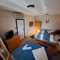 Postel nebo postele na pokoji v ubytování Aura house