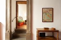Posteľ alebo postele v izbe v ubytovaní Aurora's, Renaissance Suite, Historic Apartment, pivot location, few walks from all, AC bedroom