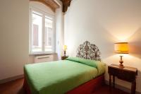 Posteľ alebo postele v izbe v ubytovaní Aurora's, Renaissance Suite, Historic Apartment, pivot location, few walks from all, AC bedroom