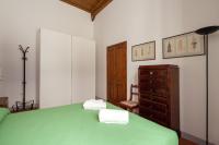 Posteľ alebo postele v izbe v ubytovaní Aurora's, Renaissance Suite, Historic Apartment, pivot location, few walks from all, AC bedroom