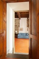 Posedenie v ubytovaní Aurora's, Renaissance Suite, Historic Apartment, pivot location, few walks from all, AC bedroom