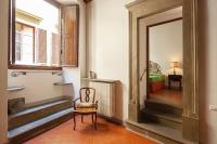 Posedenie v ubytovaní Aurora's, Renaissance Suite, Historic Apartment, pivot location, few walks from all, AC bedroom