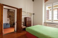 Posteľ alebo postele v izbe v ubytovaní Aurora's, Renaissance Suite, Historic Apartment, pivot location, few walks from all, AC bedroom