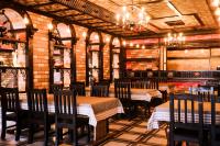 een restaurant met tafels en stoelen in een kamer bij Aynur Qala Resort in Quba