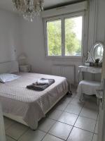 1 dormitorio con cama, lavabo y ventana en Chambre etoile, en Villeurbanne