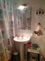 y baño con lavabo y espejo. en Chambre etoile, en Villeurbanne