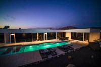 Bazén v ubytování Villa Odyssey with private heated pool in Playa Blanca nebo v jeho okolí