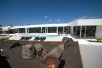 Bazén v ubytování Villa Odyssey with private heated pool in Playa Blanca nebo v jeho okolí