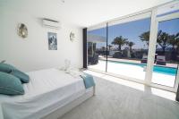 Bazén v ubytování Villa Odyssey with private heated pool in Playa Blanca nebo v jeho okolí