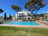 Bazén v ubytovaní Appartement T2 piscine et plage alebo v jeho blízkosti