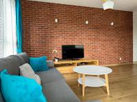 Televízia a/alebo spoločenská miestnosť v ubytovaní Apartament Caroline Q4Apartments