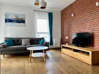 Televízia a/alebo spoločenská miestnosť v ubytovaní Apartament Caroline Q4Apartments