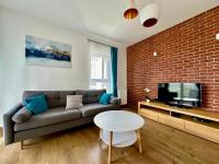 Televízia a/alebo spoločenská miestnosť v ubytovaní Apartament Caroline Q4Apartments