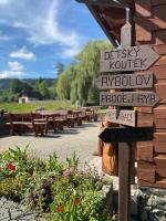 een richtingaanwijzer in een park met een rij banken bij Roubenky u zvonice in Sobotín