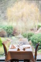 Zahrada ubytování Hostellerie La Claire Fontaine, Logis hôtels & Spa