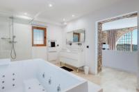 Een badkamer bij Villa COTE MER &agrave; Bormes les Mimosas