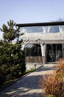 un edificio con un albero di fronte di Готель Logindariy a Rokosovo