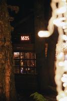 ウルダグにあるKarinna Orman Evleriの木々の真ん中に「マキシ」と書かれた標識