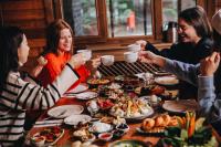 ウルダグにあるKarinna Orman Evleriのテーブルの周りに座って食事をとる人々のグループ