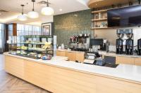 een restaurant met een bar en een koffiebar bij Hyatt Regency Coralville in Coralville