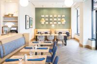 een eetkamer met tafels en stoelen in een restaurant bij Hyatt Regency Coralville in Coralville
