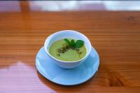 un tazón de sopa en un plato en una mesa en Xhale Azores, en Angra do Heroísmo