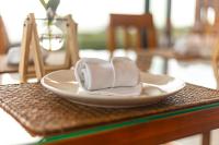 Un plato con un par de corazones sobre una mesa. en Xhale Azores, en Angra do Heroísmo