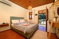 A bed or beds in a room at Pieros Studios Alipa