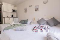 Łóżko lub łóżka w pokoju w obiekcie Cosy Appartement - 4 personnes - Disneyland & Paris
