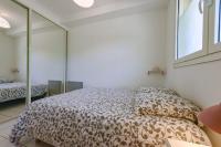 Postel nebo postele na pokoji v ubytov&aacute;n&iacute; Cozycomfy garden-level apartment close to the sea