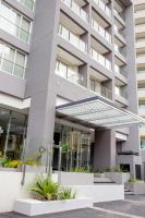 una vista exterior de un edificio en Asunción Rent Suites Santa Teresa, en Asunción
