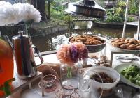 Mâncare la sau în apropiere de acest complex