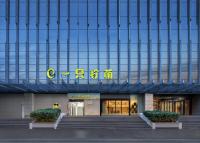 Un edificio con un cartel en el frente. en Lemon Hotel- Hangzhou West Lake, en Hangzhou