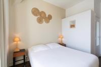 - une chambre avec un lit blanc et deux lampes dans l&#39;établissement Hôtel De La Plage, à Courseulles-sur-Mer