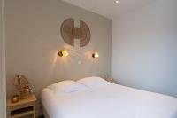 - une chambre avec un lit blanc et deux lumières dans l&#39;établissement Hôtel De La Plage, à Courseulles-sur-Mer