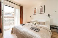 Posteľ alebo postele v izbe v ubytovaní Brand New Modern Apartment-2 rooms-balcony-garage