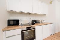 Kuchyňa alebo kuchynka v ubytovaní Brand New Modern Apartment-2 rooms-balcony-garage