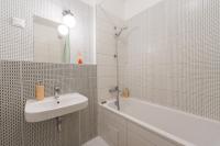 Kúpeľňa v ubytovaní Brand New Modern Apartment-2 rooms-balcony-garage