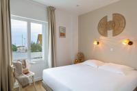 - une chambre avec un lit blanc et une fenêtre dans l&#39;établissement Hôtel De La Plage, à Courseulles-sur-Mer