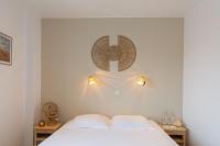 - une chambre avec un lit blanc et 2 tables de chevet dans l&#39;établissement Hôtel De La Plage, à Courseulles-sur-Mer