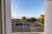 - une vue depuis la fenêtre d&#39;un parking dans l&#39;établissement Hôtel De La Plage, à Courseulles-sur-Mer