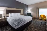 La Quinta Inn & Suites by Wyndham Shorewoodにあるベッド