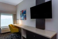 La Quinta Inn & Suites by Wyndham Shorewoodにあるテレビまたはエンターテインメントセンター