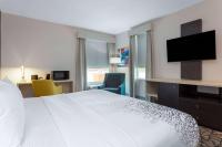 La Quinta Inn & Suites by Wyndham Shorewoodにあるテレビまたはエンターテインメントセンター