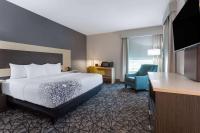 La Quinta Inn & Suites by Wyndham Shorewoodにあるベッド