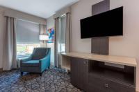 La Quinta Inn & Suites by Wyndham Shorewoodにあるテレビまたはエンターテインメントセンター