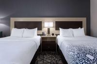 La Quinta Inn & Suites by Wyndham Shorewoodにあるベッド